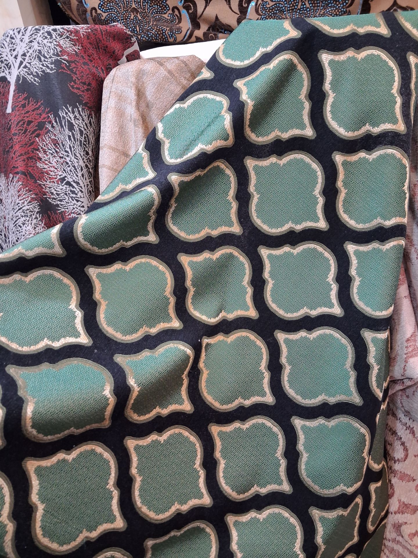 پارچه شانل ساتن طرحدار سبز مشکی