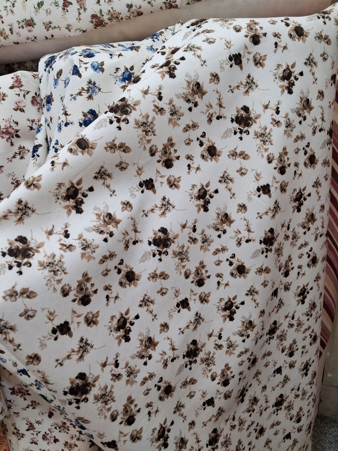 پارچه توال ترک پشت ابری گلدار سفید قهوه ای