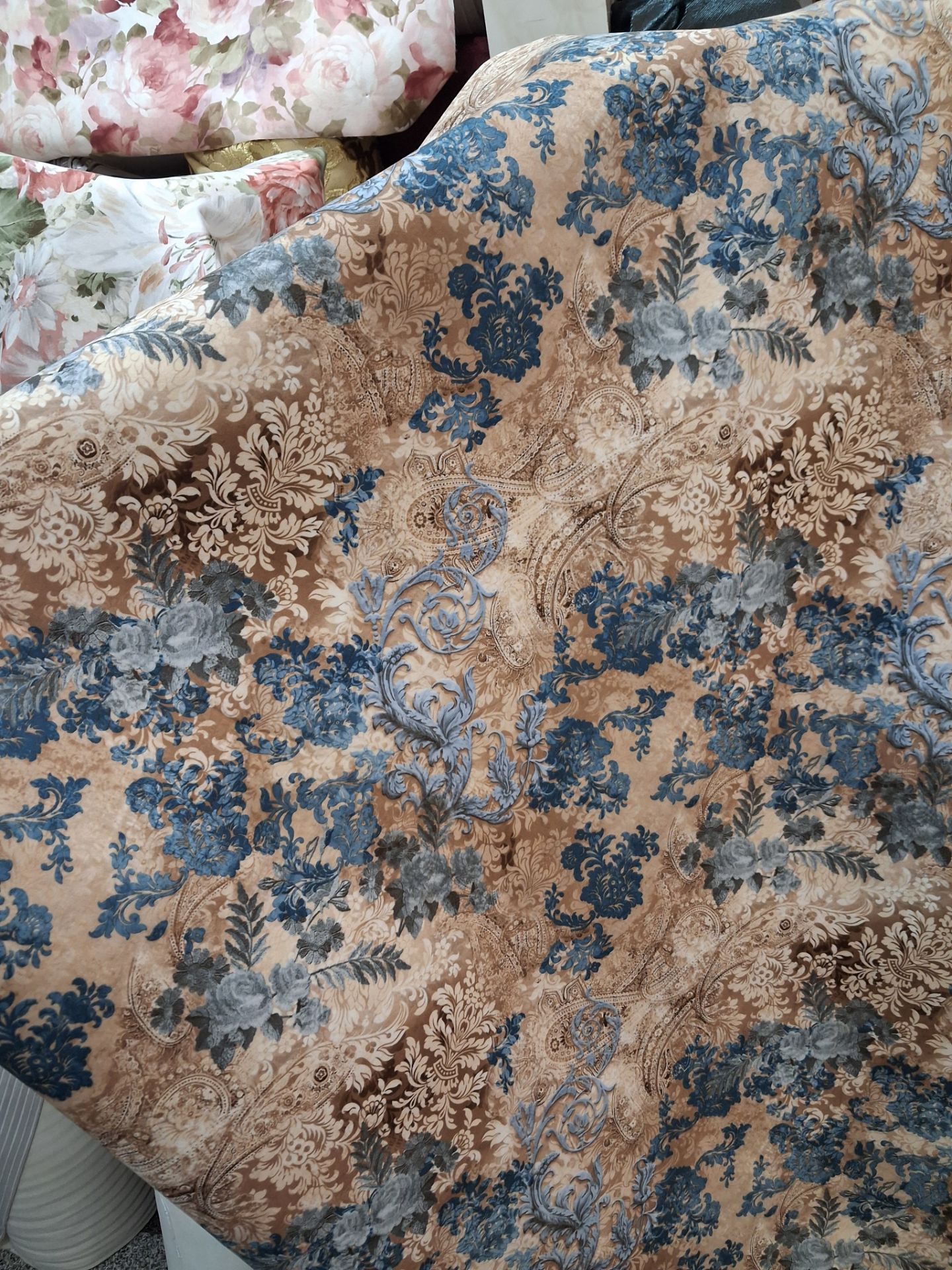 پارچه توال ترک پشت ابری گلدار آبی نسکافه ای