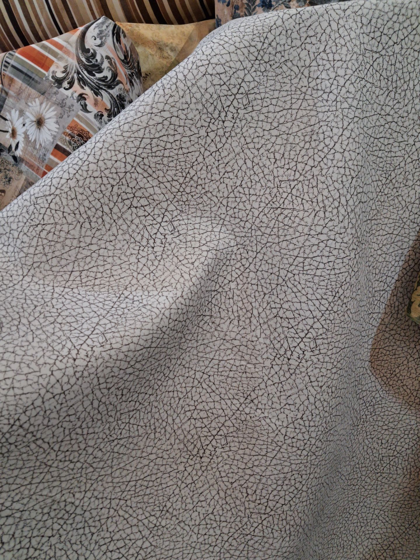 پارچه توال ترک پشت ابری طرحدار زمینه سفید