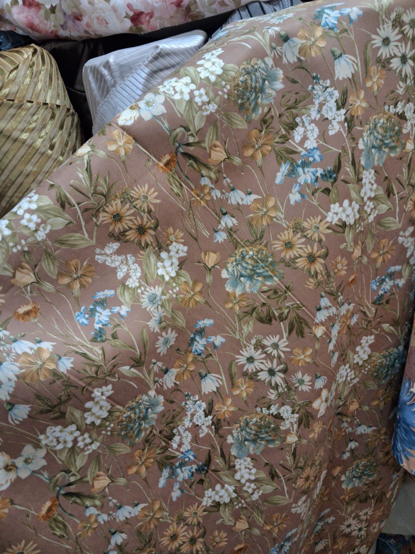 پارچه توال ترک پشت ابری گلدار